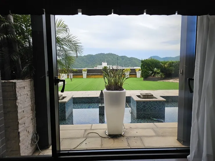 窗外是婚禮場地，平時應該不會有人