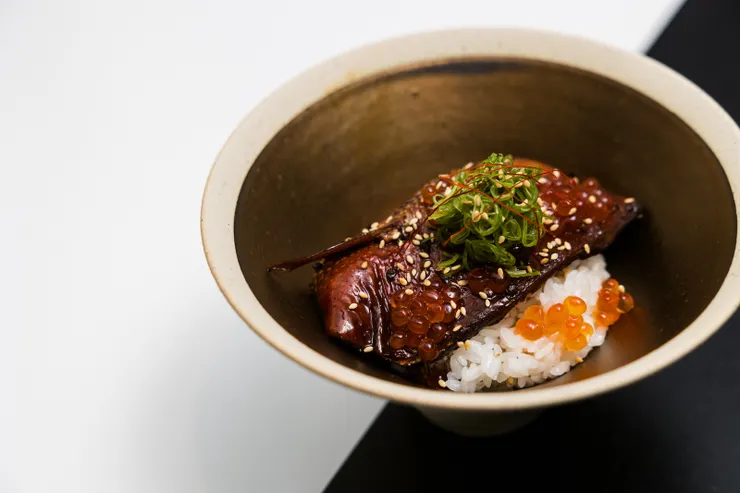 家中從事虱目魚養殖，Alen 將熟悉的虱目魚肚飯調整鹹度，加入更多風味，為這道小吃做出新的詮釋。 / 攝影：林科呈