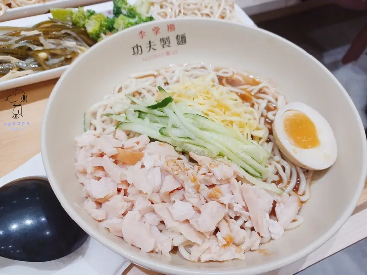 漂亮的燻雞拌麵~