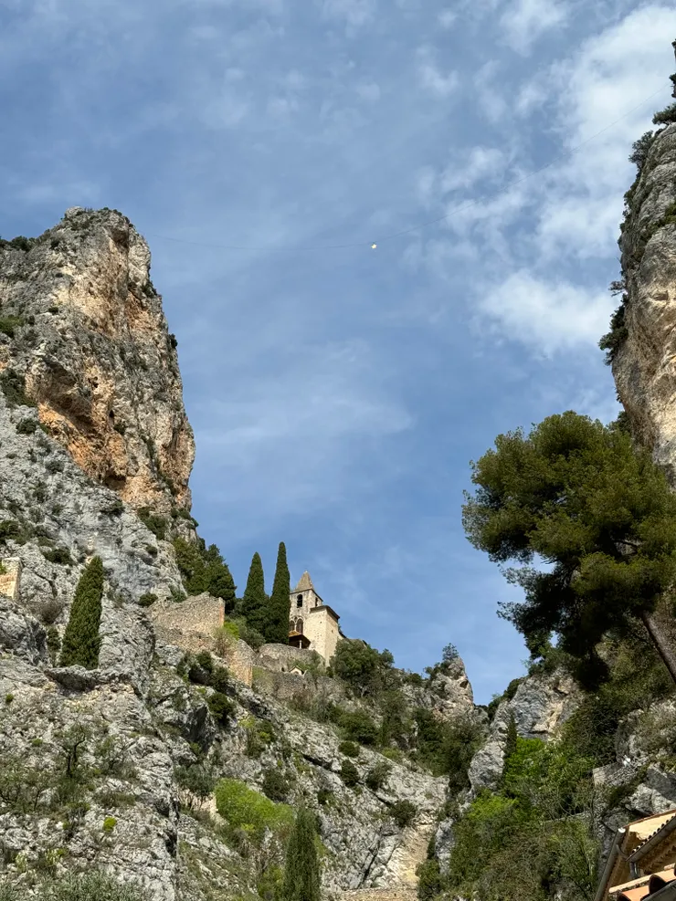 最著名的就是掛在兩個山壁上的星星，但超級小哈哈哈