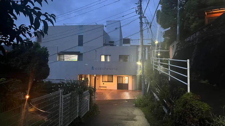 從車站沿著小路,大約8分鐘路程可抵達。