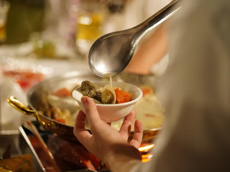 在涼爽的露營區夜晚,喝上一碗熱騰騰的鮮魚湯,幸福感爆棚