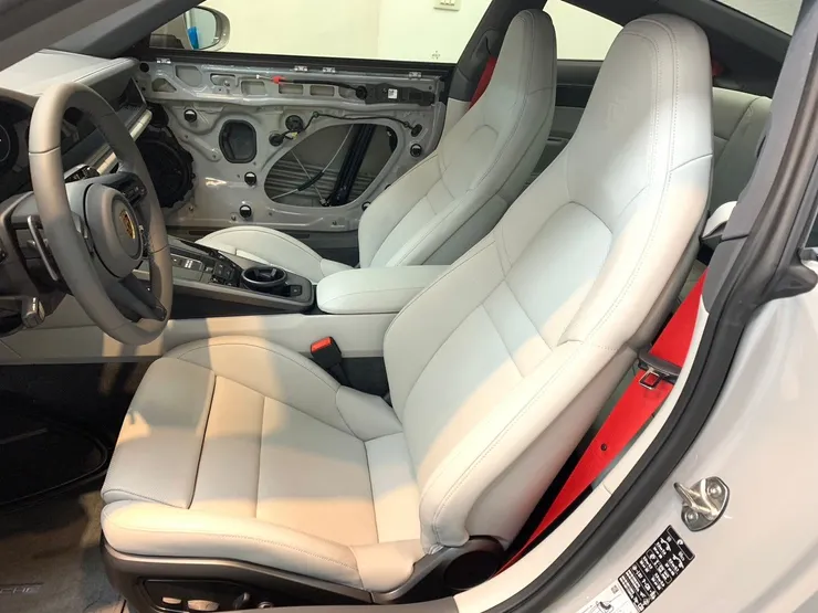 全新的Porsche911內裝選配淺色很美，但真的一不注意就會弄髒。