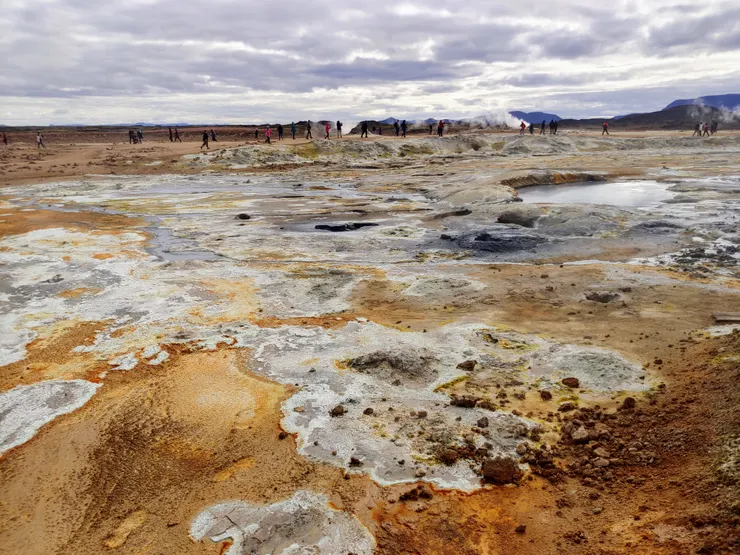 地質為酸性,寸草不生,有著豐富多彩的地表及礫石。