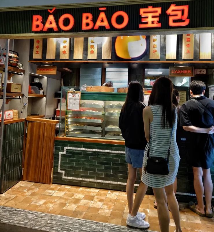 百貨公司的時尚包子店，生意很好，因商場屬性的關係，買的人以年輕人居多