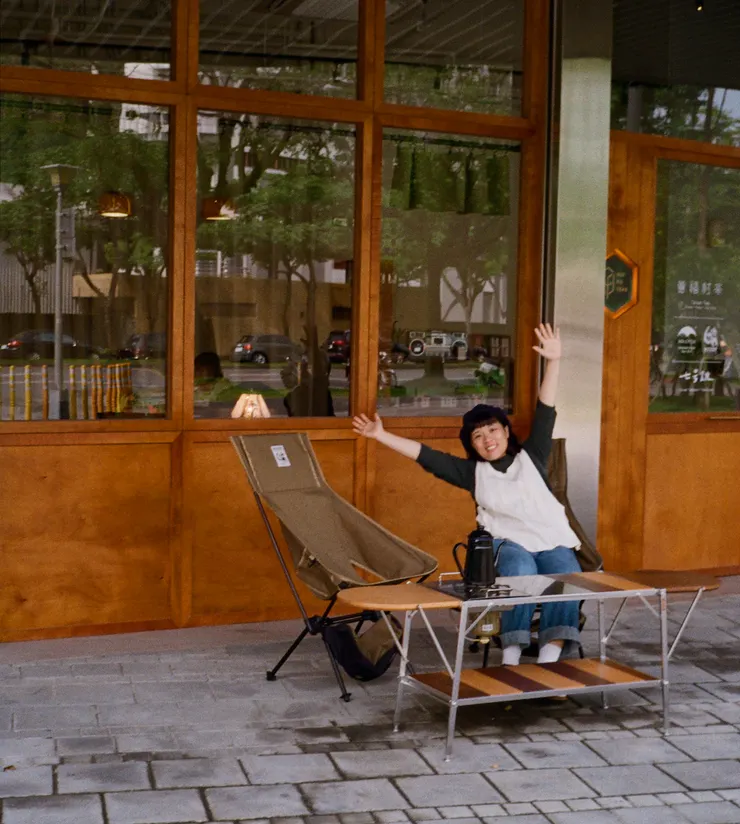 坐在外戶高背椅，眺望遠山也很讚喔，在捷運就能到的都市裡算是奢侈啊