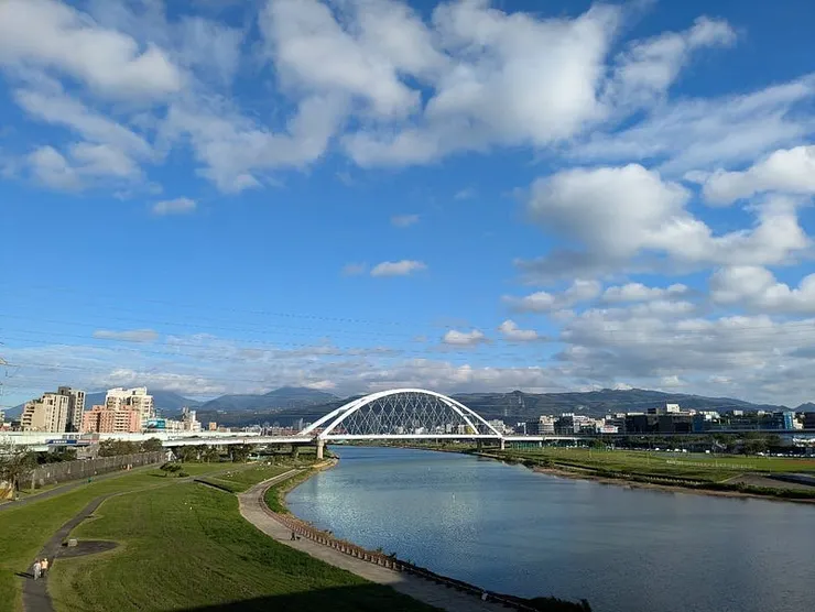 麥帥一橋上所拍攝的風景：河濱公園、基隆河與麥帥二橋