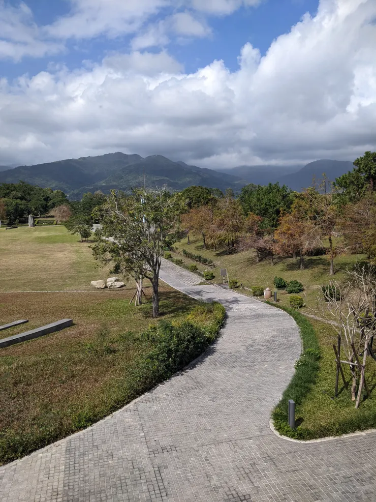大片落地窗，可以邊吃邊欣賞窗外景色，也可以租借野餐籃到戶外野餐喔！
