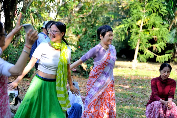 【反覆唱誦聖名不理任何禮節儀式 感動沛然莫之能禦不覺翩翩起舞】