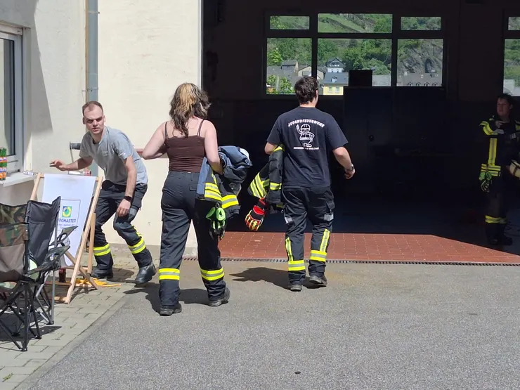 消防隊聽到警鈴慢慢走