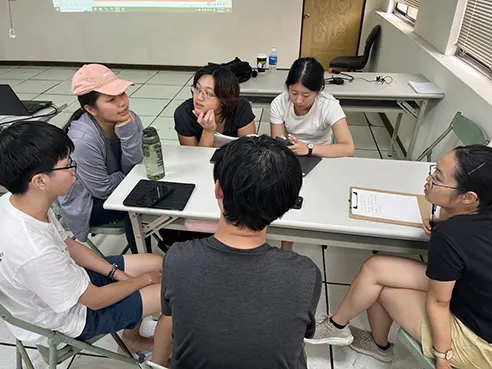 ▲同學仔細聆聽與筆記。 