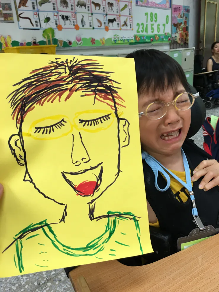 老師說要畫自畫像，是我帶著他的畫的。