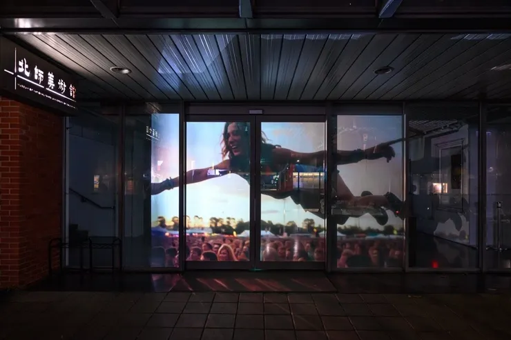 湯尼・奧斯勒《第三眼》夜間投影。 圖｜北師美術館提供、攝影：王世邦 Anpis Wang