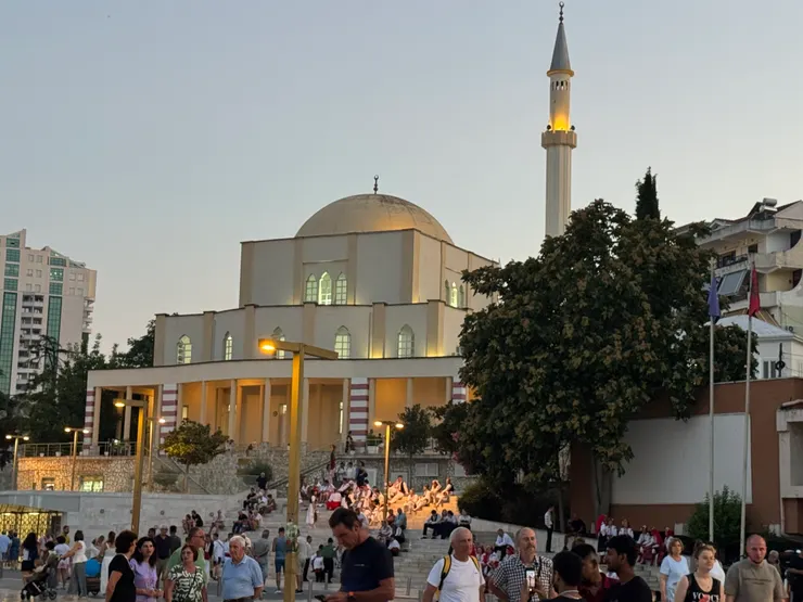 演出中間，宣教塔開始放送一天五次的經文提醒穆斯林們向麥加跪拜禱告。與藝術節的音樂交織，彼此沒有抗議，這就是阿國的世俗與宗教的平和日常