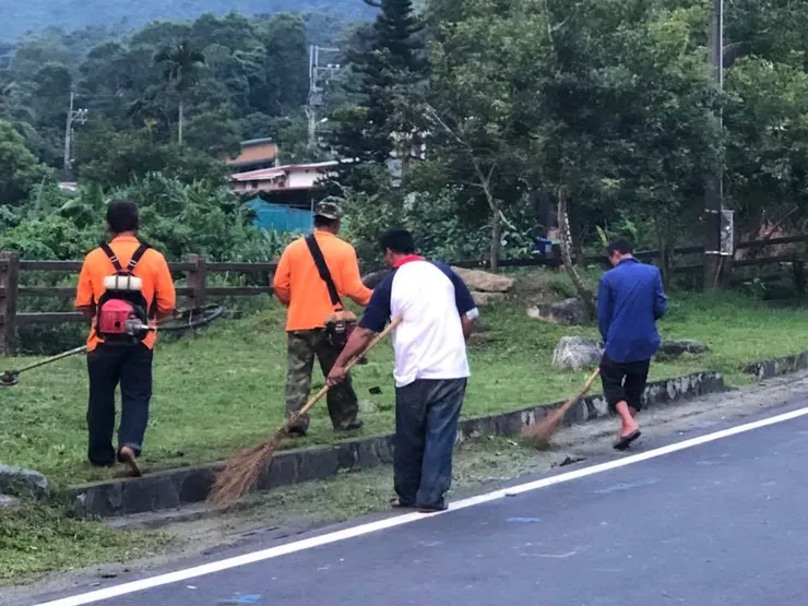 部落壯年也來幫忙。