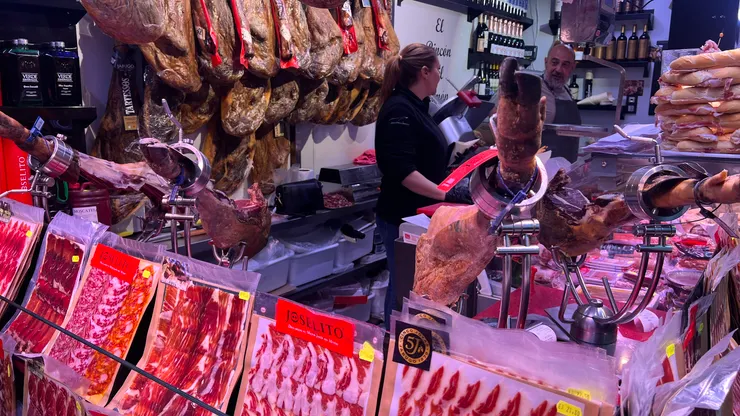 西班牙最常見的生火腿，麵包夾生火腿先做好了一堆。