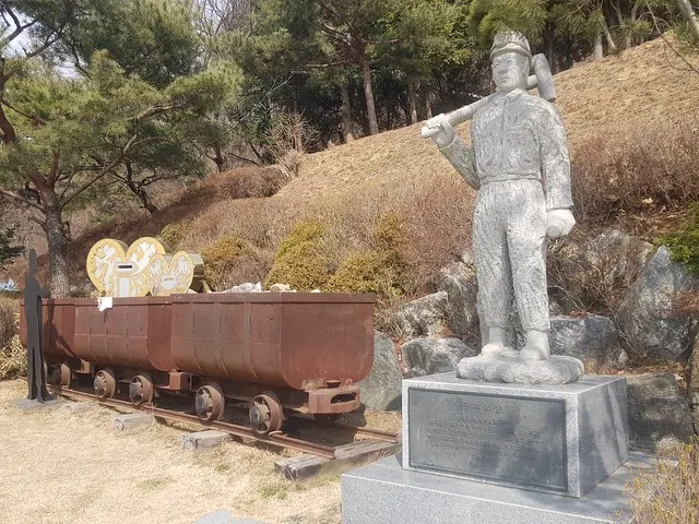 光明洞窟坑口外紀念「徵用工」的礦工像