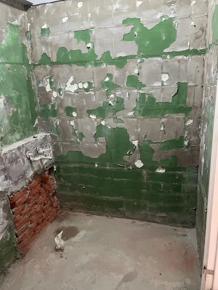 原來把磁磚敲掉之後長這樣