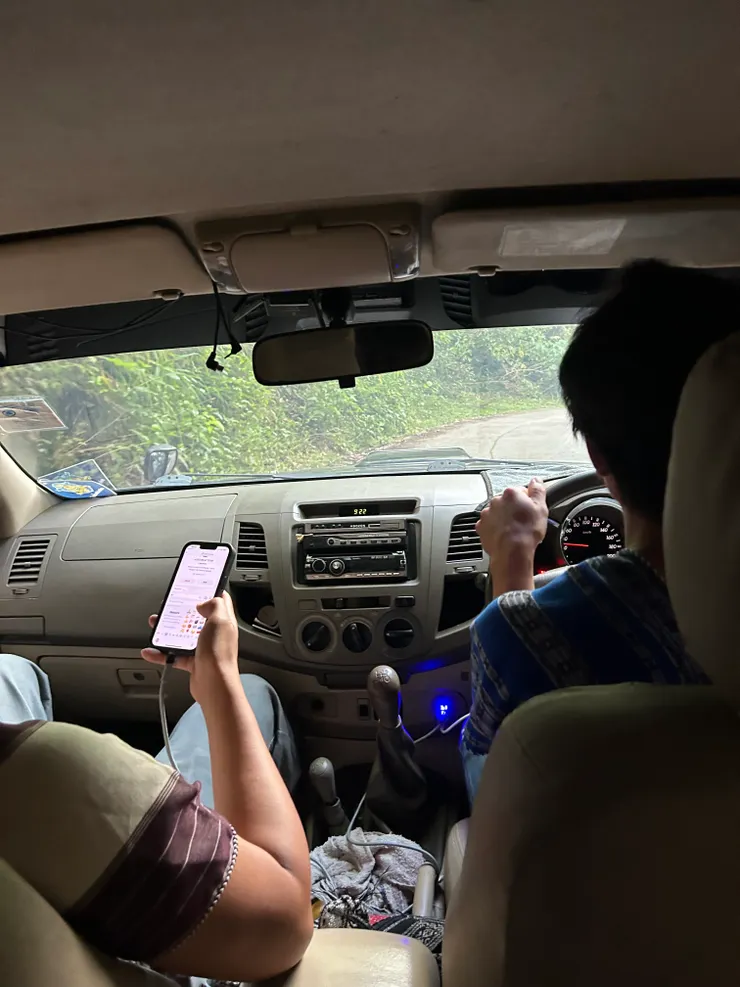 看看那健壯的二頭和三頭肌，我看起來應該打不過對方...