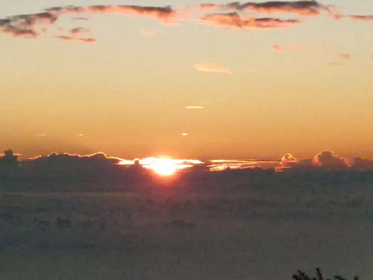 有兩位1男1女先殺去三角點，剩餘成員等日出