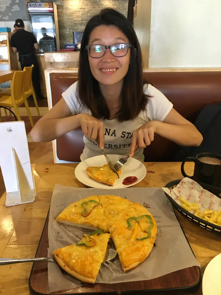 披薩上面是滿滿的芒果。