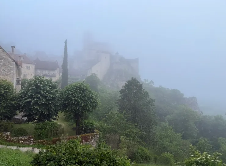 清晨,雲霧中的夢幻小村