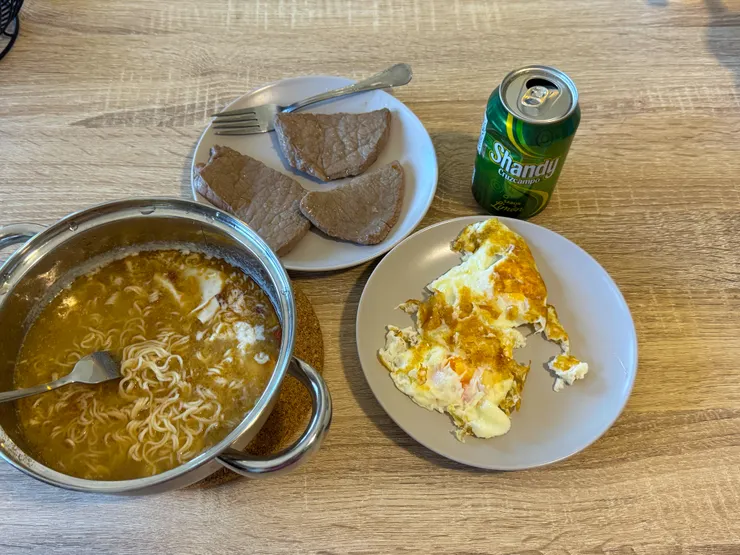 午餐吃到台灣泡麵老公讚不絕口！！