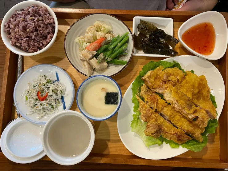 羅東桔子太陽簡餐店泰式炸雞腿