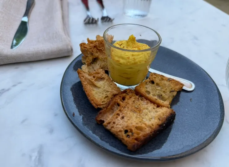 麵包抹上慕絲醬，好吃