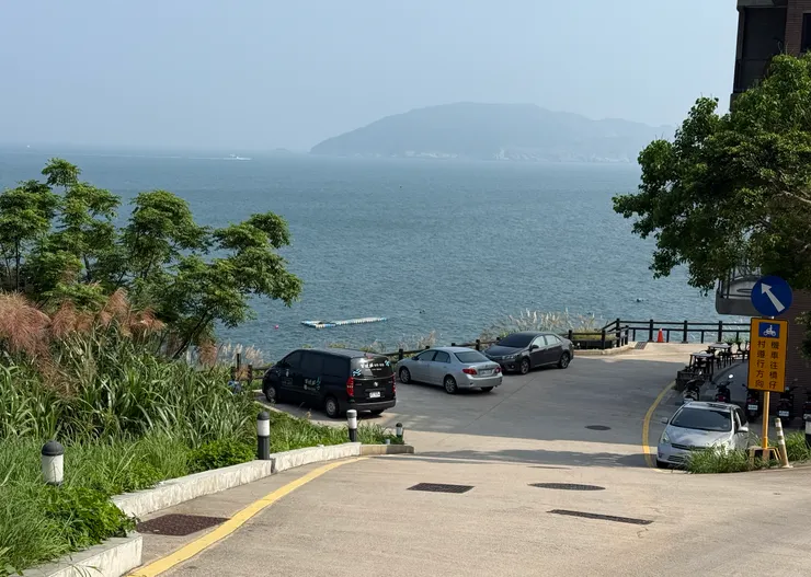 記得注意路牌標示的機車遵行方向