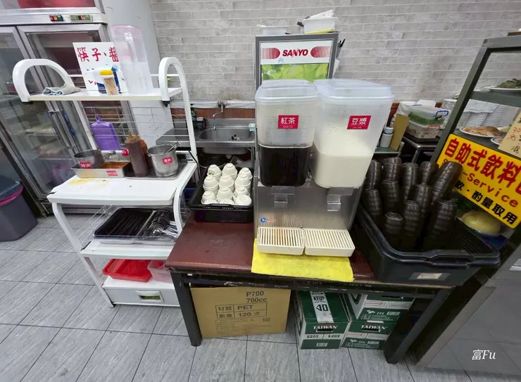 店內提供紅茶、豆漿喝到飽,我都會自己DIY紅茶豆漿~