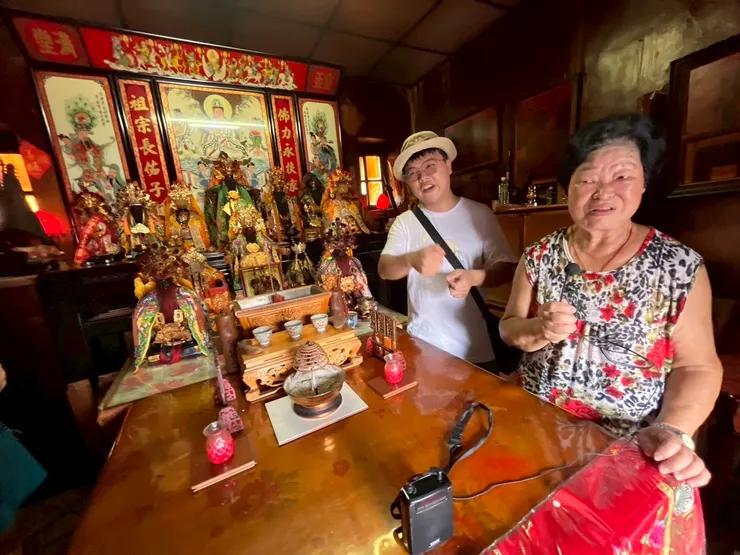 我跟阿媽向大家介紹祖厝歷史