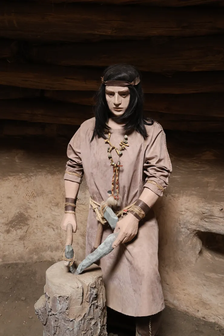 波台人在工藝半地下屋製作石器的樣子。