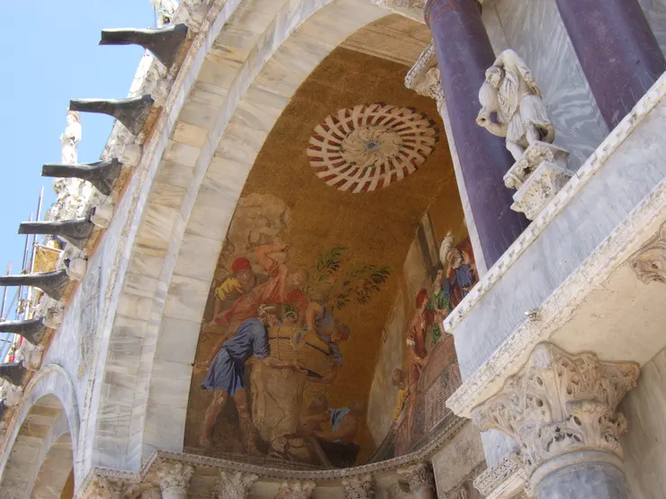 2007年8月，攝於義大利威尼斯，聖馬可大教堂大門口一隅。