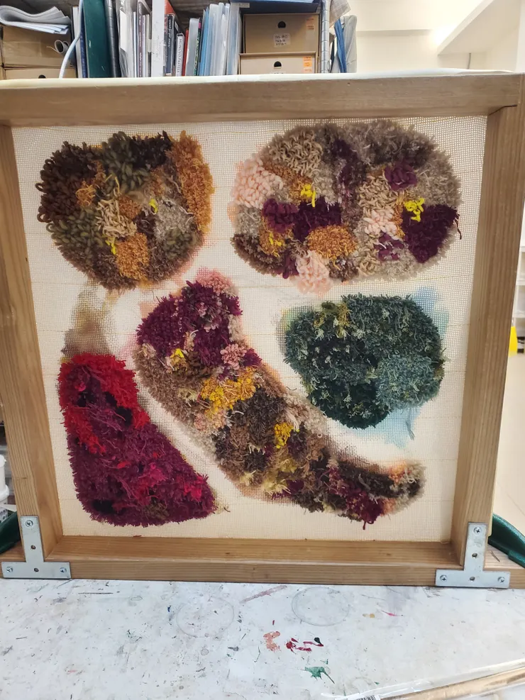 這次也嘗試線上色,想實驗局部留白是否質感能匹配,結果不行。並且先畫的顏色喜愛會影響對線材的判斷,除非我擁有正面色階足夠齊全的線牆。