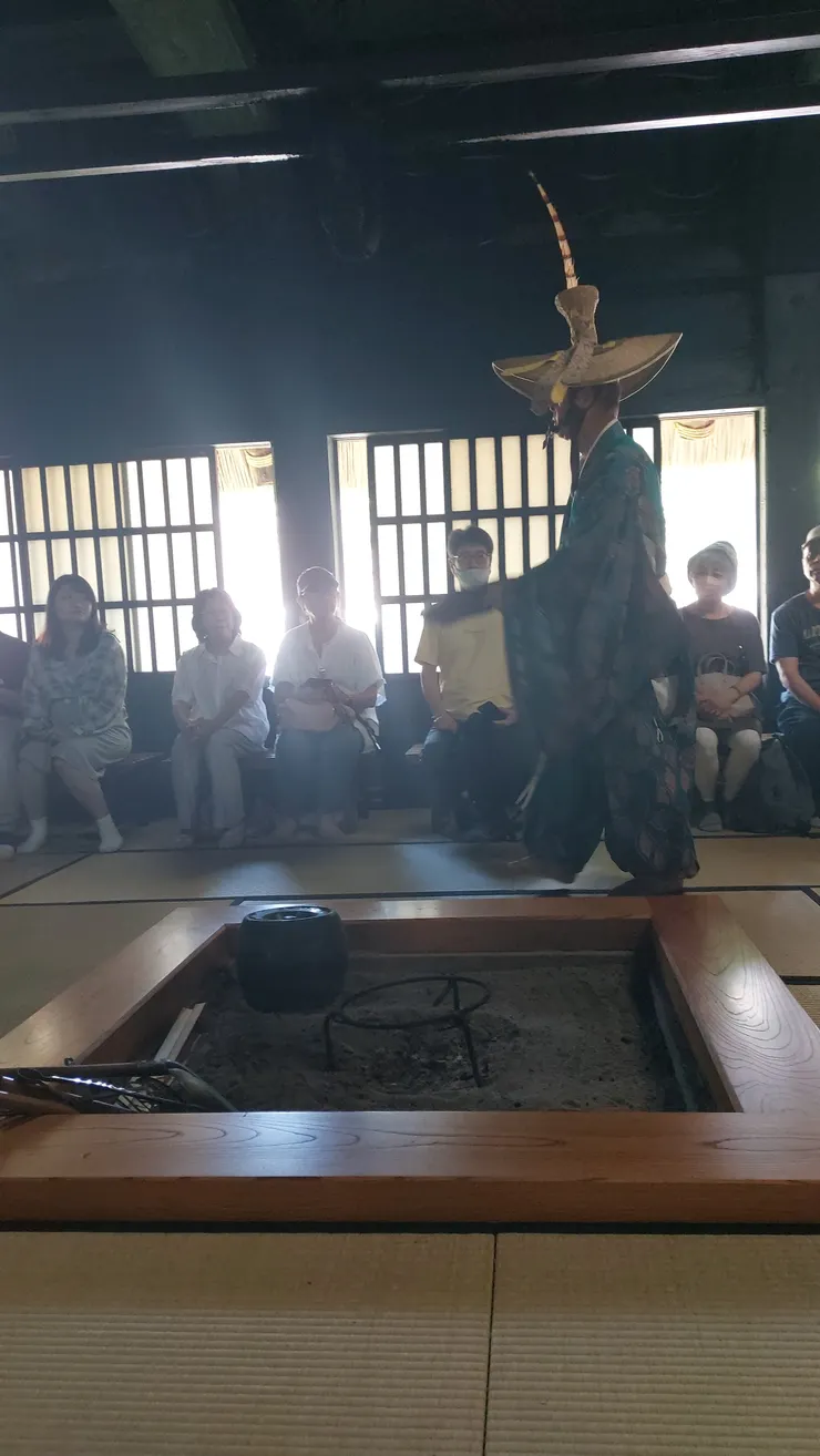 屋主很認真的介紹，並且還有他手上的樂器演奏，只可惜是全日文我聽不懂