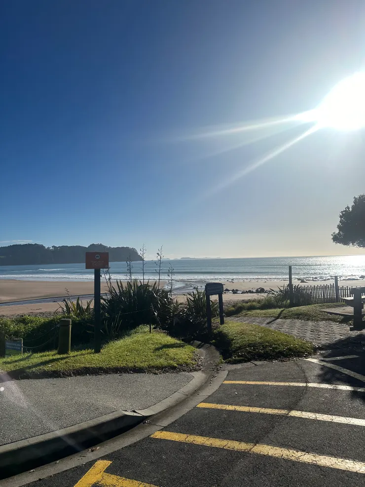 停車場看過去是一片普通的沙灘XD