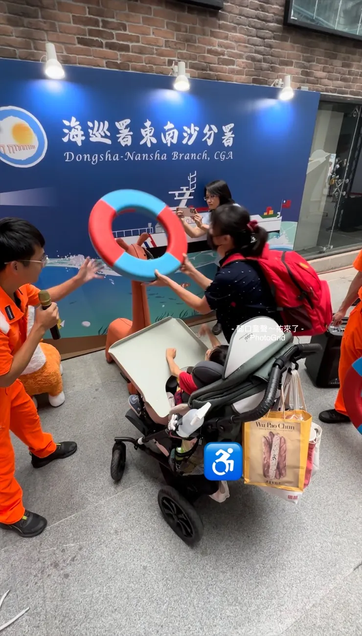 祐哥坐輪椅無法自己投，再讓他摸救生圈倒數後由我投出去。