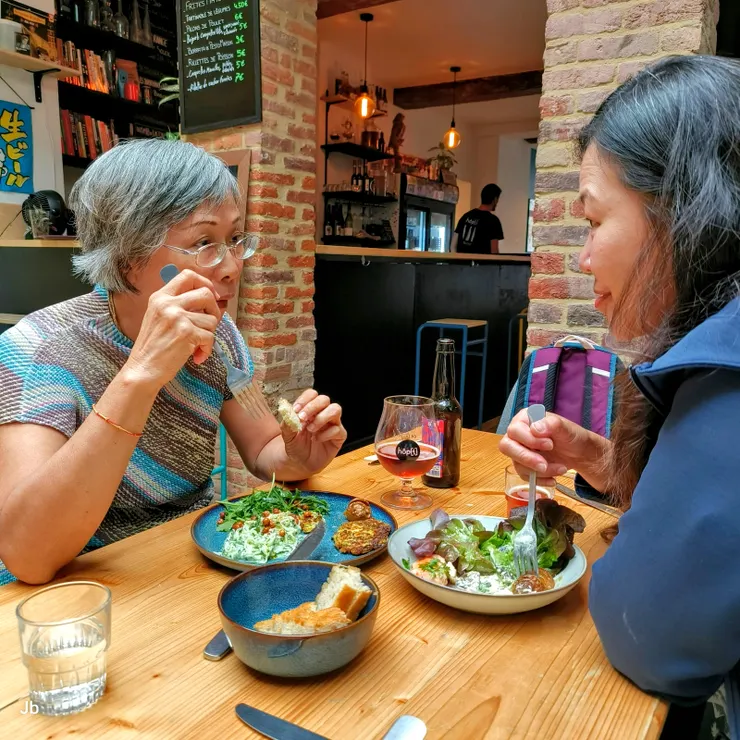 【小酒館簡餐味道好搭精釀啤酒！女人們點無酒精啤酒。】