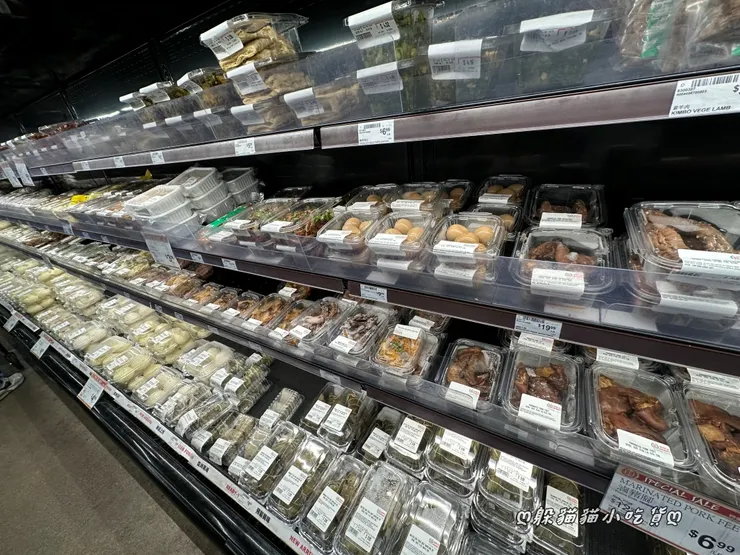 冷藏熟食區也有肉粽、滷味、包子、蘿蔔糕等加熱就能吃的食品，超級方便