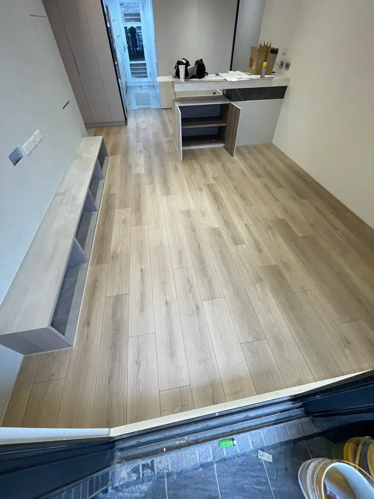 ▲ 淺色系的 Krono 木地板發揮了色彩的擴張效應，讓小客廳也能擁有一流的空間呼吸感。