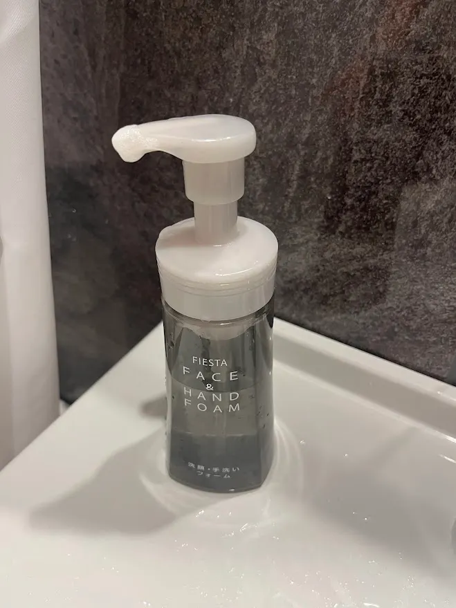 洗手兼洗臉的洗手慕斯，可能因為能洗手的關係個人覺得偏乾。也是日本花王旗下。_京阪京都站南飯店