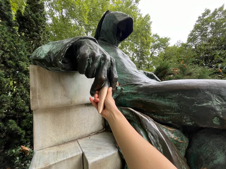 據說摸這支筆就能獲得寫作的靈感與力量