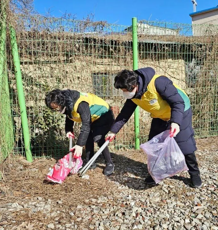 新天地志工服務團仁川分部於2026年1月24日在韓國仁川富平區一帶撿拾垃圾。(照片提供：新天地志工服務團）