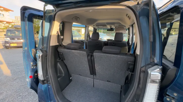 若是坐四個人，就不適合帶大行李箱。