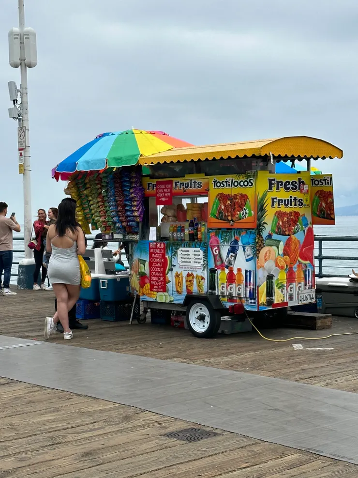 賣淋醬餅乾的路邊攤,餅乾種類還不少~醬汁也有不同口味的(圖/躲貓貓)
