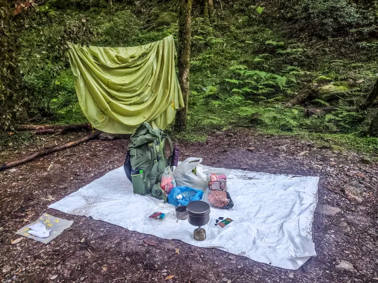 溼透的帳等著被打包，而營地的黃鼠狼正虎視眈眈的想偷襲我的包包呢！還好隊友看到把它趕跑了！