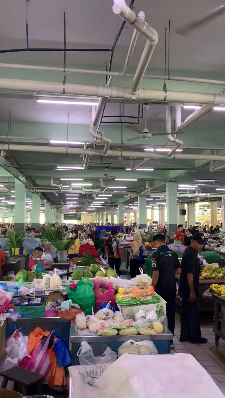 中央市場的規模極大，一樓有玩具、織品、乾糧、蔬菜、水果、糕點、海鮮、肉品，二樓有服飾店以及修鞋行，三樓則是數十攤的美食街。