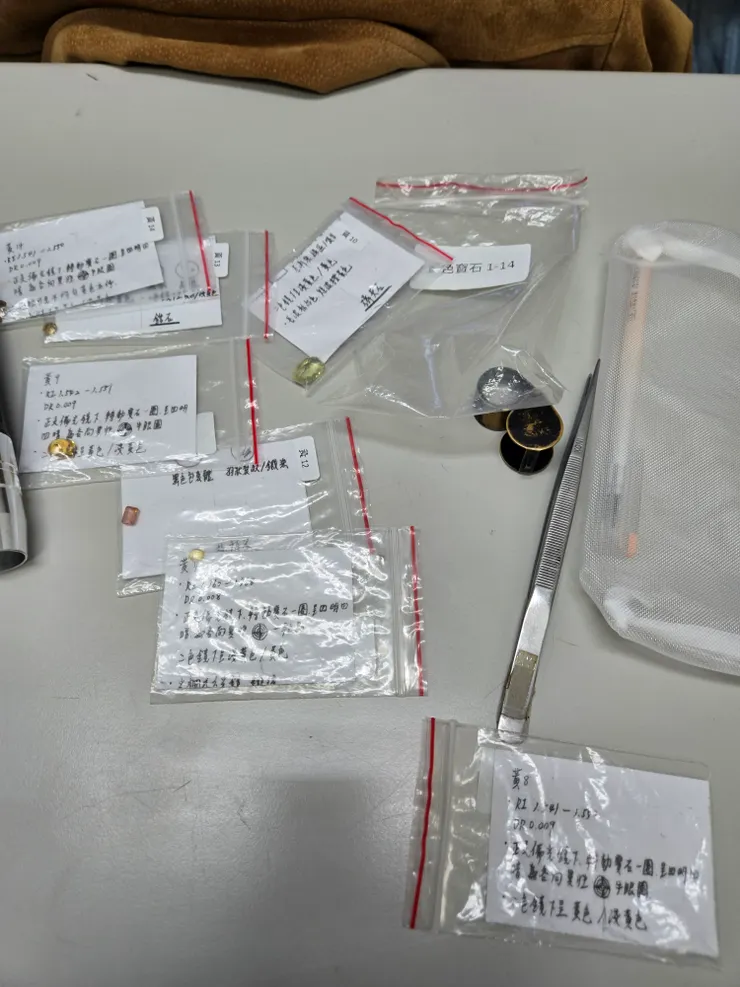寶石樣本，沒時間一顆一顆慢慢看