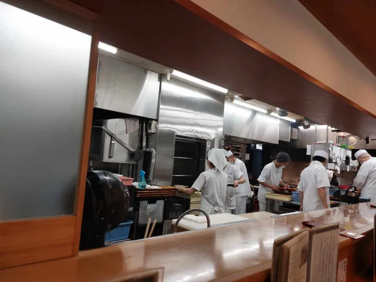 現場也可以看到師傅們在認真製作鰻魚的樣子